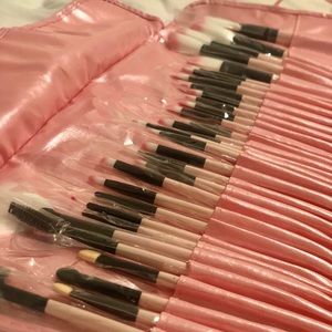 NWOT‼️ Cute, pink makeup brushes 💕💗💓